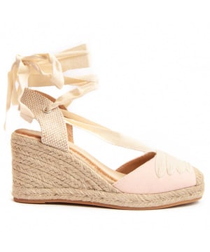 Wedge de esparto para mujer. Ajuste cómodo. Plantilla acolchada. Suela antideslizante. Costura reforzada. Fabricado por otras marcas para nuestra marca. Medidas aproximadas: cuña de 7 cm.
