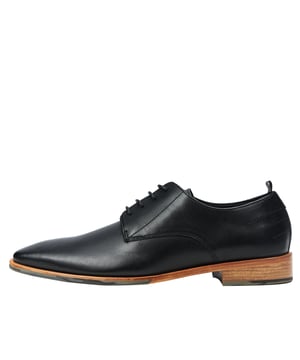 Lerne den Renzo Tassel Loafer in New Snuff kennen - die ultimative ErgÃnzung fÃr die Garderobe des modernen Mannes. Mit seinem eleganten Finish und dem hochwertigen Innenfutter aus Leder, bietet dieser Loafer eine unschlagbare Kombination aus Stil und Komfort. Dank des speziellen Memoryfoams passt sich der Schuh perfekt an Deine FuÃŸform an und gewÃhrleistet so ein individuelles TragegefÃhl.