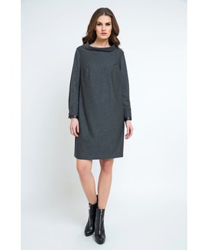 Este vestido de manga larga tiene un tejido de punto elástico a rayas. Tiene cuello alto. Presenta un panel decorativo vertical de polipiel en los laterales y un ribete en los puños. Tiene dos botones de plástico negro en los puños y pliegues al final de las mangas. El vestido se cierra por detrás con una cremallera gruesa de plástico negro. Este vestido de línea H tiene una silueta holgada estilo saco. Está totalmente forrado. La longitud del vestido para la talla 38 es de 95 cm. La tela adicional del bajo permite bajarlo hasta 4 cm. Nuestra modelo mide 178 cm y lleva la talla 36.