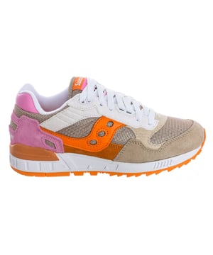 De Saucony Originals Shadow 5000 schoenen combineren een klassiek ontwerp met verbeterde comfortfuncties. De EVA middenzool biedt de hele dag demping, terwijl de XT-600 rubberen buitenzool zorgt voor een stevige grip. Kies voor stijl en comfort met deze trendy casual sneakers!

 Klassiek ontwerp casual sneakers
 Bovenwerk van mesh en suède voor voldoende ondersteuning zonder ventilatie op te offeren
 Schokabsorberende EVA middenzool
 Rubberen zool met XT-600 driehoekige noppen voor goede grip
 Veters met snelsluiting en oogjes bovenaan
 Zachte voering op de tong en kraag van de schoen voor gemakkelijk aantrekken
 Naden in toon zichtbaar.

 

 Samenstelling: Buitenkant: Leer; Binnenkant: Textiel; Zool: Synthetisch
 Onderhoud:
Wassen met een vochtige doek.