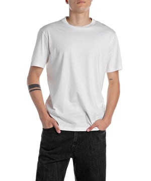 Ontdek tijdloze elegantie en comfort met het Replay T-shirt, de ideale metgezel voor je dagelijkse stijl. Dit effen shirt met korte mouwen valt op door de klassieke ronde hals en biedt een hoog draagcomfort dankzij de hoogwaardige materialen.   Het fijne logoborduursel op de borst geeft het T-shirt een subtiel vleugje exclusiviteit en benadrukt de kwaliteit. Perfect voor een casual alledaagse look of als basisstuk in je garderobe, het kan op verschillende manieren worden gecombineerd.  Het label aan de binnenkant garandeert authenticiteit en het onmiskenbare Replay-karakter. Of je het nu draagt met jeans of onder een blazer - dit T-shirt geeft uitdrukking aan je persoonlijke stijl.  Geniet van het ongeëvenaarde comfort en de duurzaamheid die je van Replay verwacht. Dit T-shirt is klaar om elke dag met stijl en vertrouwen aan te gaan en is de perfecte keuze voor elke gelegenheid.