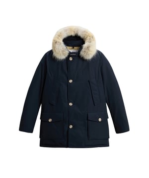 Dieser Herren-Parka vereint stilvolle Funktionalität und maximalen Komfort für kalte Tage. Die normale Passform und der Taillentunnelzug sorgen für eine figurbetonte Silhouette. Eine Kapuze mit abnehmbarem Echtpelzbesatz bietet vielseitige Styling-Möglichkeiten und zusätzlichen Schutz vor Wind und Wetter. Der Reißverschluss mit Windschutzleiste und Knopfverschluss garantiert zuverlässige Wärmeisolierung. Ein Klettverschluss mit Logo am Kragen setzt einen dezenten, modischen Akzent. Praktische Pattentaschen mit Knöpfen, Brusttaschen und Innentaschen bieten reichlich Stauraum für Ihre Essentials. Gerippte Innenbündchen halten die Kälte draußen und sorgen für angenehme Wärme. Der Parka ist warm gefüttert sowie wasser- und windbeständig, sodass Sie auch bei ungemütlichem Wetter bestens gerüstet sind. Hergestellt aus hochwertigen Materialien, bietet er den ganzen Tag über hohen Tragekomfort. Ein unverzichtbares Kleidungsstück für die Wintergarderobe, das Stil und Funktion perfekt miteinander verbindet.