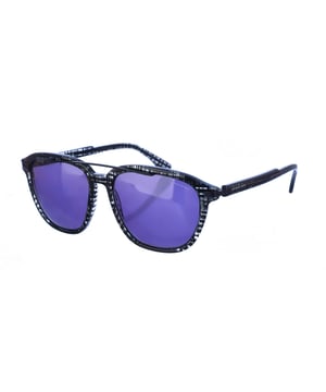 Gafas de sol Armand Basi con montura de acetato.
 Color Transparente-negro
 Forma rectangular.
 Lentes de color Verde
Detalle metalico en la parte superior de la montura.
 Patillas de acetato a tono, con el nombre de la marca grabado.
 100% Protección UV. 
 Cristales antirreflejo.
 Incluye una funda de tela de protección.
Los colores reales del producto pueden variar ligeramente con respecto a los colores que muestra su monitor.
 
 Medidas  Ancho lente: 55 mm. Puente: 17 mm. Patillas: 145 mm.
 
 Limpiar las gafas con agua y jabón (neutro).
 - No utilice paños sucios o abrasivos, que puedan alterar las características de los filtros.
 - Utilice solo accesorios y repuestos originales.