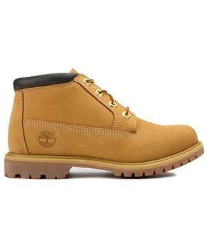 La bota chukka Nellie de Timberland® es resistente, duradera y 100 % impermeable. El cuello acolchado te brinda un ajuste cómodo y también disfrutarás de un soporte incomparable con la plantilla antifatiga, la caña de acero para brindar soporte al arco y la suela exterior de goma con tacos de alta tracción. No te pierdas el cuero Timberland® de primera calidad con certificación LWG y el forro de tela ReBOTL™, así como el aislamiento ecológico Primaloft, ambos con plástico PET reciclado. Los icónicos ojales de metal hexagonales y el logotipo del árbol brindan un reconocimiento inmediato de la marca.