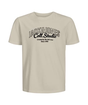 Das Jack & Jones Junior T-Shirt für Jungs ist ein echtes Must-have für warme Tage. Der klassische Rundhalsausschnitt und das einfarbige Design machen es zu einem vielseitigen Allrounder, der sich mühelos kombinieren lässt.  Dank hochwertiger Materialien bietet es einen hohen Tragekomfort und bleibt auch nach vielen Wäschen in Topform. Der stylische Label-Print auf Brusthöhe verleiht dem Shirt einen coolen, markentypischen Look.  Ideal für Schule, Freizeit oder Sport - dieses T-Shirt ist immer eine gute Wahl. Ein einfaches, aber modernes Basic, das jedes Outfit aufwertet. Komfort und Stil vereint in einem Kleidungsstück.