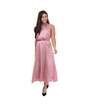 Dames Ted Baker Roxieyy Halterneck Midaxi Dress in donkerroze.Je zomer is net slinkier geworden. ROXIEYY is een jurk ontworpen voor hete feestjes op hete avonden: vloeiende flatterende lijnen en een elegante halternek geven een vintage-geïnspireerde glamour die up-to-date is gebracht met een moderne midi-lengte en een strikceintuur in de taille. Knoopsluiting achter - ceintuur in taille - Midi-lengte - Splitzijden. - Halternek- 100% Polyester.  Handwas - Ref: 255953DUSKYPIN