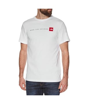 &stier; The North Face heren T-shirt van katoenjersey met korte mouwen en ronde hals • Print op waterbasis op de voorkant & bull; The North Face-logo op de borst op de achterkant van de schouder & bull; Klassiek T-shirt met korte mouwen en ronde hals • 100% katoen & stier; Machinewasbaar (zie onderhoudslabel) • Dit stijlvolle T-shirt is perfect voor sportieve casual en stijlvolle kleding, met grote logo's en zachte jerseystof waardoor je er de hele dag goed uitziet en je goed voelt. The North Face-logo's op de borst maken de look compleet