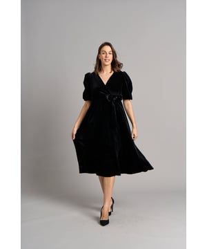 Nuestro delicioso vestido de terciopelo con lazo será tu favorito de temporada. Confeccionado en nuestro lujoso terciopelo, este vestido midi rebosa opulencia. Diseñado con un corte clásico, presenta un escote en V favorecedor que acentúa la cintura ajustada con lazo, mientras que la silueta fluida resalta tus curvas de manera espectacular.

Longitud midi, terciopelo, fluido, también disponible en esmeralda, azul y negro.

95% Poliéster, 5% Elastano

Lavar a mano en frío

No planchar