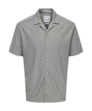 Dieses Kurzarmhemd für Herren überzeugt mit einer lockeren Passform und einem stilvollen Rippdesign, das für einen modernen Look sorgt. Der Resort-Kragen und die tonigen Ösenknöpfe unterstreichen den lässigen Charakter des Hemdes. Dank der überschnittenen Schultern und dem luftigen Schnitt bietet es maximalen Tragekomfort, ideal für entspannte Tage. Der tonig gehaltene Kragen und das gewebte Label im Inneren fügen dezente Details hinzu. Mit seiner Knopfleiste und dem weichen Material ist es ein vielseitiges Hemd, das sich perfekt für sommerliche Anlässe eignet.