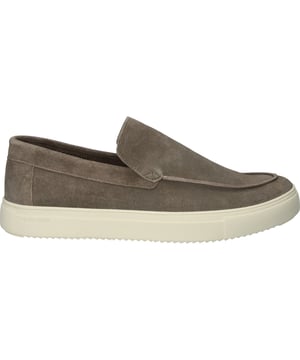 De Barron is een smart-casual loafer voor heren. De loafer is gevoerd met premium leer & de buitenkant is voorzien van suéde. De zool van deze schoen is met zorg samengesteld en geeft een unieke look aan het geheel. Deze instapper past perfect onder een chino, pantalon of jeans. Perfect voor dit seizoen!