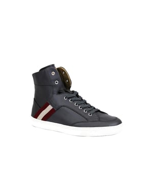 Zapatillas de cana alta.
  Piel de ante negra con detalles rojos.
  Materiales de calidad.
  Diseno comodo.
  Perfecto para el uso diario.