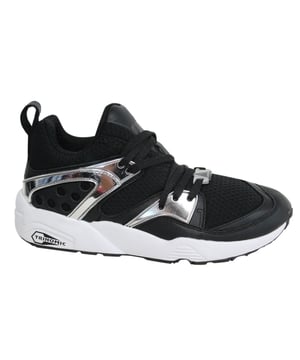 De Puma Trinomic Blaze Of Glory Metallic Men's Black Trainers zijn een stijlvolle en opvallende keuze voor mannen die houden van een unieke mix van design, comfort en kwaliteit in hun schoenen. Dit zijn de belangrijkste kenmerken van deze zwarte sportschoenen:

Belangrijkste kenmerken:

 Opvallend ontwerp:  Deze gympen hebben een opvallende en stijlvolle metallic afwerking in zwart, waardoor ze opvallen en een vleugje fashion-forward flair aan je look toevoegen.

 Trinomic-technologie:  De Trinomic-technologie van Puma in de middenzool zorgt voor demping en ondersteuning en biedt een comfortabel en responsief gevoel tijdens het dragen.

 Sok-achtige pasvorm:  Veel Trinomic Blaze Of Glory-modellen hebben een sokachtige constructie die zorgt voor een goede pasvorm.

 Duurzame buitenzool:  De buitenzool is ontworpen voor duurzaamheid, voor goede tractie en om ervoor te zorgen dat deze sportschoenen regelmatig gebruik aankunnen.

 Vetersluiting: De vetersluiting zorgt voor een aanpasbare en veilige pasvorm.

 Puma-logo:  Deze sportschoenen zijn voorzien van het iconische Puma-logo, dat symbool staat voor kwaliteit en stijl.

 Veelzijdig gebruik: Deze sportschoenen zijn veelzijdig genoeg om te combineren met verschillende casual outfits en geven je stijl een modieuze en unieke touch.

De Puma Trinomic Blaze Of Glory Metallic Men's Black Trainers zijn een gedurfde en stijlvolle keuze voor mannen die een fashion statement willen maken met hun schoeisel. Of je nu op weg bent naar een speciaal evenement, een avondje uit of gewoon je unieke stijl wilt uitdragen, deze sportschoenen bieden een uitstekende balans tussen opvallende esthetiek en modern comfort met de extra aantrekkingskracht van metallic details.