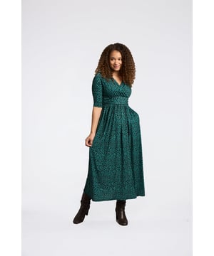 Divertido, coqueto y fluido: Este vestido está hecho para las almas libres. Cortado de un tejido ligero y sostenible, este vestido maxi es ultra versátil y perfecto para todas las ocasiones. El hermoso estampado, el corte imperio y la silueta fluida se combinan para aportar una sensación de facilidad al vestido. Vístelo con tacones para tu próxima fiesta o combínalo con botas para un estilo relajado de otoño-invierno.

Largo, fluido, estampado de tendencia.

95% Poliéster, 5% Elastano

Lavado a máquina a 40°