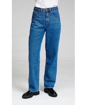 Gerade Jeans von TeeShoppen
Jeans von TeeShoppen sind schick, bequem und stilvoll und damit das ganze Jahr über eine perfekte Wahl für jedes Outfit. Eine gute und bequeme Jeans kann jeden Look vervollständigen. Hier sehen Sie Jeans in der Farbe Blau.

 Welche Größe hat die Jeans?  
Jeans gibt es in 24 verschiedenen Größen. Siehe und wählen Sie Ihre Größe unter "Größe". Die Größen sind für Frauen angepasst.

 Über TeeShoppen
Bei TeeShoppen glauben wir nicht immer, dass Preis und Qualität Hand in Hand gehen, und wir wollen das beweisen. Unser Sortiment besteht aus verschiedenen coolen Basisartikeln, die in jeden Kleiderschrank passen. Und es ist nicht langweilig, nur weil es einfach ist. Unser Bekleidungssortiment ist so konzipiert, dass es leicht zu stylen ist und aus den besten Materialien besteht. So ist sichergestellt, dass Sie bequeme Kleidung haben, die Sie zu allen Gelegenheiten tragen können. Sie wünschen sich einen zeitlosen Anbieter von Mode für Männer und Frauen? Dann sind Sie bei uns genau richtig. Bei TeeShoppen zahlen Sie nicht für teure Marken und Kosten, sondern nur für Qualität und Service, der uns wichtig ist. Wir erweitern ständig unser Sortiment, so dass Sie bei uns immer die neueste Mode kaufen können.