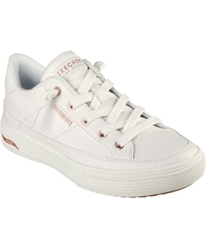 Tijdloze stijl en ondersteunend comfort worden gecombineerd in Skechers Street Arch Fit Arcade On My Way. Dit gemakkelijk te dragen ontwerp heeft een bovenwerk van synthetisch duraleather met decoveters, een uitneembare Arch Fit binnenzool en een lichtgewicht dempende middenzool.