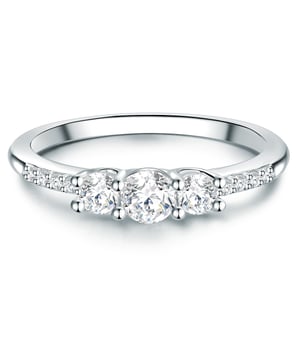 If you are looking for an exclusive engagement ring, this creation of the 1934 manufactory in 1934 will make a good choice! Instead of a classic solitaire, several zirconia crystals, which are harmoniously graded in size, line up and form a sparkling band on the ring finger of their loved ones. The focus is on a zirconia trio in recesses, flanked by smaller crystals that are embedded in the ring rail. A layer of rhodium protects the ring made of high -glossly polished 925 and intensifies the radiant silver gloss. A special accessory for a special day!