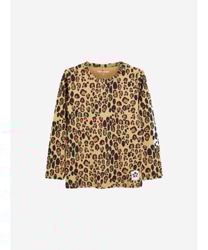 Introducing the Leopard Print T-Shirt by Mini Rodini ‚ a chic addition for your boy's wardrobe! This top melds style with comfort, making it ideal for any occasion. Here are the exceptional features of this fashionable piece: Stylish Design: The trendy leopard print presents a fun and quirky vibe, making it unique from regular boys' tops. Luxurious Comfort: Created from premium materials, this shirt guarantees enduring comfort for your child's daily escapades. Wardrobe Refresh: Uplift your boy's attire with this designer Leopard Print T-Shirt from Mini Rodini. Purchase now and allow your boy to dazzle with elegance!
