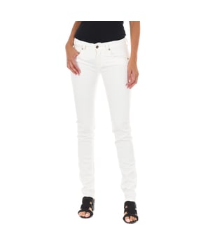 Lange Jeans.
 Weiße Farbe
 Taille mit Gürtelschlaufen.
 Knopf und Reißverschluss. auf der Vorderseite.
 Zwei Taschen auf der Vorderseite.
 Zwei offene Taschen auf der Rückseite, eine davon mit Pailletten gefüttert.
 Schmal geschnittener Saum.
 Passende Nähte.

 Zusammensetzung:
 - 55% Baumwolle - 42% Lyocell - 3% Elasthan.

 Waschanleitung:
 - Maximal bei 40ºC waschen.
 - Bügeln bei mittlerer Temperatur. max. 110ºC.
 - Lässt Sie einen Trockner benutzen.
 - Keine Bleichmittel verwenden.
 - Kann nicht chemisch gereinigt werden.

 Zusammensetzung: 55% Baumwolle, 42% Lyocell, 3% Elasthan
 Pflege:
- Maximal bei 40ºC waschen.
 - Bügeln bei mittlerer Temperatur. max. 110ºC.
 - Erlaubt die Verwendung eines Trockners.
 - Kein Bleichmittel verwenden.
 - Kann nicht chemisch gereinigt werden.