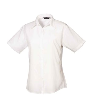 65% Polyester, 35% Katoenpopeline. Stof: Popeline. Ontwerp: Eenvoudig. Bevestiging: Knop. Halslijn: Collared. Hem: Gebogen. Mouwtype: Korte mouwen. Rugnaden, Bustenaden, Dubbel gevouwen naden, Onderhoudsvriendelijk, Geparelde knopen. Passend: Gemonteerd. Duurzaamheid: Amfori, BSCI, REACH, Sedex, WRAP Gecertificeerd.