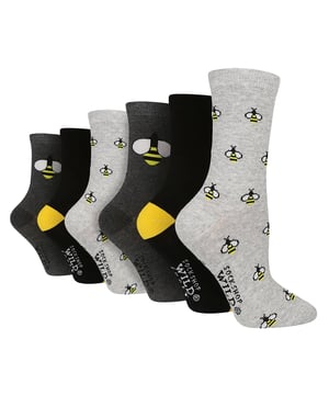 Ben je op zoek naar een cadeau voor de dierenliefhebber in je leven? Zoek niet verder dan deze Wild Feet DamesKatoen Rich Sokken! Met een scala aan nieuwe dierenpatronen zijn ze het perfecte cadeau voor iedereen die graag wil pronken met zijn passie voor harige vrienden. Ervaar veel comfort en ademend vermogen met deze Wild Feet-sokken, gemaakt van zachte en ademende katoenvezels . Deze sokken zijn perfect om de hele dag te dragen en zorgen ervoor dat je voeten de hele dag fris en comfortabel blijven. Elke 3-pack bevat een mix van drie leuke en speelse ontwerpen, met een reeks nieuwe dierenmotieven die perfect zijn voor elke gelegenheid. Of je nu boodschappen doet, werkt of gewoon thuis aan het salonn bent, deze sokken houden je voeten gegarandeerd comfortabel en stijlvol. Kies uit een verscheidenheid aan leuke en speelse ontwerpen, waaronder schattige konijnen, sluwe vossen, knuffelige katten, kleurrijke papegaaien, speelse teckels en zoemende bijen, en meer! Deze sokken zijn verkrijgbaar in verschillende kleuren, dus je vindt zeker de perfecte match voor elke outfit. Wild Feet is een assortiment sokken met coole ontwerpen, schattige motieven en eigenzinnige slogans - van mopshonden en pinguïns, tot leeuwen en lama's! - Kies uit een reeks stijlen voor heren en dames, van enkel- tot sportsokken. Er zijn zelfs enkele sportieve stijlen beschikbaar! Ze zijn 6 paar per verpakking en worden geleverd in één maat Dames 37-42 EU. Ze zijn gemaakt van 61% katoen, 34% polyamide, 3% polyester, 2% elastaan ​​en zijn machinewasbaar.