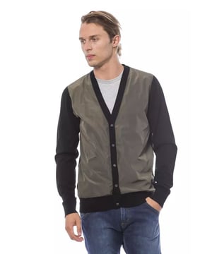 Cardigan TESS de lana multicolor  
Hecho de lana de calidad  
Estilo clásico de cardigan con cierre de botones en la parte delantera  
Bajo y puños acanalados para un ajuste seguro  
Adecuado para usar sobre camisas o camisetas  
Versátil y se puede llevar tanto en ocasiones casuales como formales  
Aporta un toque de singularidad e interés visual  
Ofrece calidez y comodidad  
Una adición elegante a cualquier guardarropa masculino  
Material: TESS 100% Lana TESS 100% Poliéster