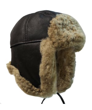 El gorro de aviador B-55, fabricado a mano y fabricado con pieles sostenibles, es perfecto para mantener la cabeza abrigada y abrigada durante las estaciones frías y las temperaturas caen en picado. Te garantizamos que te mantendrá abrigado. 100 % piel de oveja: el interior y el exterior son de una sola pieza; no están laminados. El exterior tiene un acabado de cuero aplicado. Como se trata de piel de oveja auténtica, varían en estructura y tono; esto se considera una característica y no un defecto. El gorro de aviador de color jengibre se puede mezclar y combinar con otros accesorios de piel de oveja de nuestra gama. Nos enorgullecemos de nuestra gama de productos de piel de oveja de alta calidad, seleccionando solo pieles de la más alta calidad. Todos nuestros gorros de piel de oveja están cuidadosamente hechos a mano y cosidos para garantizar que te mantengan abrigado durante muchos años.