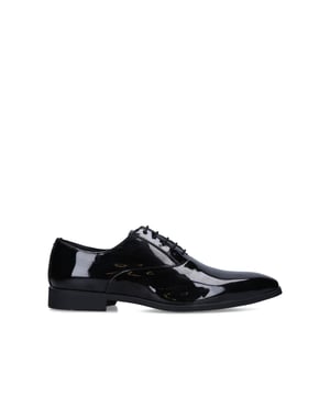 The Cade brogues are a formal shoe with patent upper perfect for wearing this event season. Their upper is laced up with blind eyelets and a slightly squared toe. The sole is in black with a slight lift at the block heel.