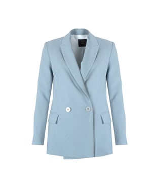 El corte simple de esta chaqueta es sinónimo de elegancia y estilo atemporal, que se integra perfectamente en cualquier look, tanto formal como menos oficial.
La construcción de doble pecho de la chaqueta añade un carácter clásico y es la elección perfecta para aquellas personas que valoran los cortes tradicionales con un giro moderno.
Abrochada con un botón logotipado, esta chaqueta no solo se convierte en un elemento funcional del armario, sino también en un refinado acento que destaca la marca y calidad del producto.
Con costuras modeladoras que visualmente estilizan la silueta y agregan estructura, resaltando los atributos de la figura de quien la lleva.
Con forro, lo que proporciona comodidad adicional al usarla y un suave ajuste del tejido en el cuerpo, lo cual es esencial para mantener una apariencia elegante.
En los costados, dos bolsillos no solo son un agregado práctico, sino también un sutil elemento decorativo, añadiendo funcionalidad a la chaqueta.
Hecha de tela de alta calidad, lo que garantiza durabilidad y resistencia, así como permite mantener una presentación impecable por mucho tiempo.
Producida en Italia, lo que garantiza la artesanía y atención en cada detalle, incluso el más pequeño, característico de los productos italianos.
