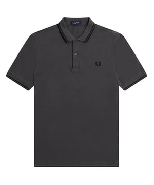 Polo Fred Perry Gris, Estampado En El Cuello, Cierre De Botones En El Cuello. Polo 100% Algodón, Manga Corta, Gris