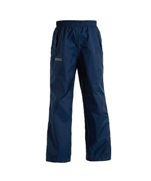 Die Pack-it ist unsere ungefütterte, packbare Überhose für Jungen von Outdoor Adventure, die für Spaß bei nassem Wetter entwickelt wurde. Die Regenwetterjäger sind aus unserem Isolite-Gewebe mit leichten, wasserdichten, atmungsaktiven und windabweisenden Eigenschaften gefertigt. Der praktische Packsack ist perfekt zum Verstauen in der Schultasche. Kombinieren Sie sie mit der passenden Pack-it-Jacke für vollen Schutz. 100% Polyester. Regatta Kids Größen (Taille ca.): 2 Jahre (52-53cm), 3-4 Jahre (53-54cm), 5-6 Jahre (55-57cm), 7-8 Jahre (58-60cm), 9-10 Jahre (61-64cm), 11-12 Jahre (65-67cm), 26" (68-70cm), 28" (70-72cm).