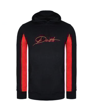 De Devote London Irivin Mens Black/Red Hoodie is een stijlvolle en comfortabele hoodie die perfect is om elke dag te dragen. Hij is gemaakt van een zachte en lichtgewicht katoenmix die perfect is om in laagjes te dragen. De hoodie heeft een ronde hals, een relaxte pasvorm en een kangoeroezak, waardoor het een veelzijdige optie is die zowel omhoog als omlaag gekleed kan worden.

De hoodie is gemaakt van een mix van 60% katoen en 40% polyester. Deze mix maakt de hoodie zacht, lichtgewicht en duurzaam. De hoodie heeft ook een relaxte pasvorm, waardoor hij comfortabel zit. De ronde hals is een klassieke halslijn die zowel stijlvol als comfortabel is. De kangoeroezak is praktisch en perfect om kleine spullen in op te bergen.

De hoodie heeft een opvallend zwart en rood kleurenschema. Het zwart is een klassieke kleur die perfect te combineren is met andere kleuren, terwijl het rood zorgt voor een vleugje helderheid. Het kleurenschema is perfect voor een casual look, maar kan ook worden aangekleed voor formelere gelegenheden.

De hoodie heeft een Devote London logopatch op de borst. Het logo is klein en ingetogen, zodat het niet afdoet aan de algehele look van de hoodie.

De hoodie kan in de wasmachine, dus hij is gemakkelijk te onderhouden. Het is ook een relatief betaalbare hoodie, dus hij heeft een goede prijs-kwaliteitverhouding.

Over het geheel genomen is de Devote London Irivin Mens Black/Red Hoodie een goede keuze voor mannen die op zoek zijn naar een stijlvolle en comfortabele hoodie die perfect is om elke dag te dragen. Het is een goede optie voor mannen die een relaxte pasvorm en een ronde hals willen.