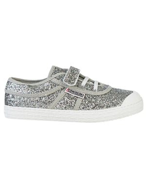 Nuestros zapatos para niños son adecuados para todas las ocasiones, así como para todos los conjuntos. Tanto si te gustan los zapatos coloridos, estampados o completamente básicos, Kawasaki siempre tendrá algo que ofrecerte. ¡Piensa fuera de la caja con un par de zapatos frescos y disfruta de una vida cotidiana con energía extra!Detalles del producto. Cordones elásticos y cierre de velcro para un ajuste adecuado. Zapato ligero. El zapato de cordones de corte bajo permite la rotación y la flexibilidad. Parte superior: lona y ante de vaca. Suela: RBGuía de tallas/ajuste. Si estás entre dos tallas, te recomendamos que elijas la más pequeña.Guía de lavado. Se recomienda no lavar el zapato.
