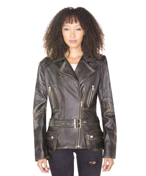 Diese Bikerjacke unterscheidet sich von anderen ähnlichen Modellen durch ihre längere Länge und eignet sich daher perfekt für alle, die die ikonische Biker-Silhouette suchen, aber längere Jacken bevorzugen. Dieses edle Stück verfügt über das üppige, breite Revers und den schrägen YKK-Reißverschluss, die den Biker-Stil so unverwechselbar machten. Wir haben außerdem einen Taillengürtel eingeführt, um Charakter zu verleihen und ein schmaleres Erscheinungsbild an der Taille zu schaffen, das zu Ihrer Körperform passt. Für zusätzliche Praktikabilität verfügen wir über Reißverschlüsse an den Brusttaschen und an den Manschetten für zusätzliche Einstellbarkeit sowie zusätzliche Pattentaschen an der Taille. • 100 % hochwertiges, ultraweiches Nappaleder • Futter aus hochwertiger Polyestermischung • Ausgestattet mit einem außermittigen YKK-Reißverschluss und einem breiten, fallenden Revers • Verfügt über 4 Außentaschen und einen verstellbaren Hüftgurt