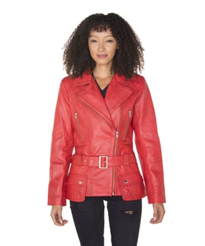 Deze biker onderscheidt zich van andere vergelijkbare stijlen door zijn langere lengte, waardoor hij perfect is voor mensen die op zoek zijn naar dat iconische bikersilhouet maar een voorkeur hebben voor langere jassen. Dit stijlvolle kledingstuk heeft de uitbundige brede revers en de schuine YKK-ritssluiting die de bikerstijl zo herkenbaar maakten. We hebben ook een tailleriem geïntroduceerd om karakter toe te voegen en een taps toelopende taille te creëren die je lichaamsvorm complimenteert. Voor extra functionaliteit hebben we ritssluitingen bij de borstzakken en bij de manchetten voor extra verstelbaarheid, met extra klepzakken in de taille. • 100% eersteklas, ultrazacht nappaleer • Voering van een premium polyestermix • Voorzien van niet-gecentreerde YKK-ritssluiting en brede ingekeepte revers • Voorzien van 4 buitenzakken en een verstelbare tailleriem