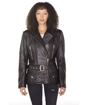 Diese Bikerjacke unterscheidet sich von anderen ähnlichen Modellen durch ihre längere Länge und eignet sich daher perfekt für alle, die die ikonische Biker-Silhouette suchen, aber längere Jacken bevorzugen. Dieses edle Stück verfügt über das üppige, breite Revers und den schrägen YKK-Reißverschluss, die den Biker-Stil so unverwechselbar machten. Wir haben außerdem einen Taillengürtel eingeführt, um Charakter zu verleihen und ein schmaleres Erscheinungsbild an der Taille zu schaffen, das zu Ihrer Körperform passt. Für zusätzliche Praktikabilität verfügen wir über Reißverschlüsse an den Brusttaschen und an den Manschetten für zusätzliche Einstellbarkeit sowie zusätzliche Pattentaschen an der Taille. • 100 % hochwertiges, ultraweiches Nappaleder • Futter aus hochwertiger Polyestermischung • Ausgestattet mit einem außermittigen YKK-Reißverschluss und einem breiten, fallenden Revers • Verfügt über 4 Außentaschen und einen verstellbaren Hüftgurt