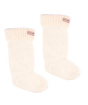 Calcetines de agua Hunter tall waffle de mujer en color blanco, fabricados con poliéster. Incluye: marca Hunter, punto gofre, cuerpo de tejido polar, talla mediana para tallas británicas 3-5 y grande para tallas británicas 6-8.