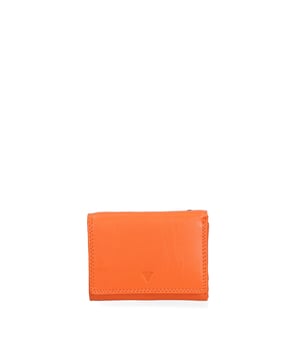 Cartera de hombre. El cierre es con botón de presión. Los bolsillos internos son tarjeteros y porta billetes. Los bolsillos externos son uno en la espalda con cremallera. Falta la correa para el hombro. Falta el mango. Hay un compartimento interno. El material exterior es 100% Piel Auténtica. Internamente está forrado en piel auténtica. Medidas: 11,5x9x2 cm. Producto de moda