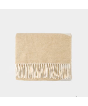 Wikkel jezelf in de "Malo Scarf" van A.P.C. - een luxe wollen sjaal met tijdloze elegantie. Deze A.P.C. accessoire is gemaakt met minutieuze aandacht voor detail en biedt zowel warmte als stijl. Wikkel hem moeiteloos om je nek om je winterjas een knusse touch te geven, of draag hem losjes over een trui voor een casual, verfijnde look. De "Malo Scarf" is een veelzijdige en geraffineerde aanvulling op je garderobe, perfect om de kou te verwelkomen met een vleugje van de "Weekends in the Alps" trend.