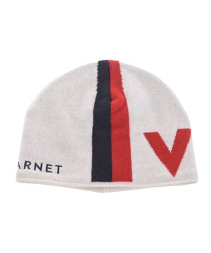 Gorro de punto de la marca Vuarnet.
Gorro con tacto muy agradable.
Logo de la marca en los laterales.
 Composición: 80% Lana, 20% Poliamida
 Cuidados:
Lavar a mano.
Planchar a temperatura baja.
No usar secadora.
No usar lejía.
No lavar en seco.