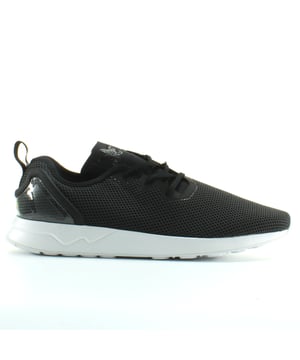 De ZX Flux Adv Asym van adidas Originals die de fabrikant heeft lijkt een goede materiaalkeuze te hebben en is gewapend met het bestendige Synthetische Combo. De hete Casual Sneaker die natuurlijk is geproduceerd door het in Herzogenaurach gevestigde Heritage Label is een van de hoogtepunten van dit jaar en heeft een perfect bijpassend Synthetisch Bovenwerk.