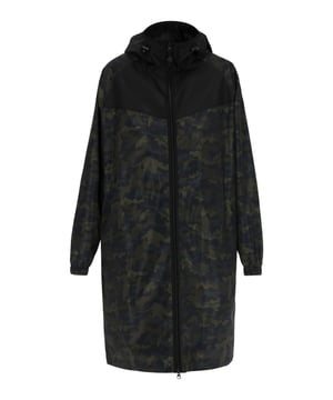 Deze parka voor outdoorliefhebbers maakt indruk met een opvallend camouflagepatroon. De verstelbare capuchon met trekkoord biedt flexibiliteit, terwijl de elastische manchetten zorgen voor een goede pasvorm. Met een volledige ritssluiting en beschermende flap houdt deze parka je warm en beschermd tijdens je avonturen.  Jas