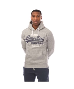 Stylischer Hoodie für Herren von der Marke Superdry.
Großes aufgedrucktes Logo 
Kapuzen-Pullover mit Beuteltasche.
