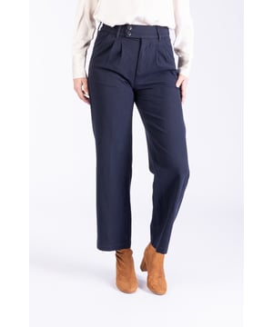 Unsere Amelia ist eine angesagte Wide-Leg Stoffhose in einem schönen Grau mit etwas Stretch und höher geschnittener Leibhöhe. Dies macht sie sehr bequem.