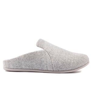 Ontspan in stijl met de luxe dames Chrissie Felt pantoffels van Fitflops. De grijze pantoffels. in gezellige muilezelstijl. hebben een comfortabel voetbed en een bovenwerk van zacht vilt. Een moeiteloos comfortabele en stijlvolle manier om rond te loungen.
