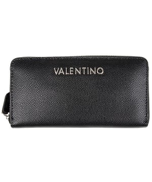 Diese vielseitige und elegante Divina Geldbörse von Valentino Bags in Schwarz ist darauf ausgelegt, sich Ihrem Lebensstil anzupassen. Sie verfügt über einen Reißverschluss, 4 Geldscheinfächer, ein zentrales Reißverschlussfach, 16 Kartenfächer und goldene Beschläge.