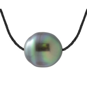 Halskette Love Links aus gedrehtem Nylon in der Farbe SCHWARZ, verziert mit einer echten TAHITI-Zuchtperle, eingekreist 9–10 mm – Farbe Regenbogen – Länge 42 cm – Lieferung mit Echtheitszertifikat und internationaler Garantie – HERGESTELLT IN FRANKREICH