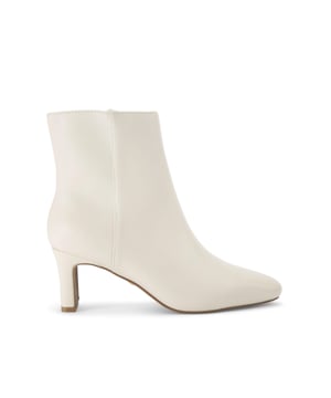 This KG Kurt Geiger Tyler ankle boot features a bone upper with softly squared toe. The block heel is in a modern slim variation. Heel height: 6.5cm.