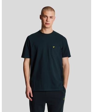Una camiseta de corte relajado, la Lyle & Scott Plain Pique Pocket T-Shirt utiliza la misma tela de algodón que nuestras camisetas polo para un acabado elegante y texturado.