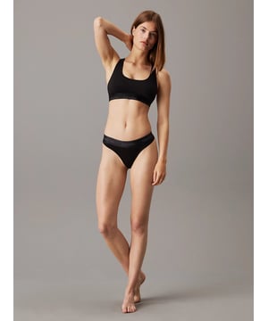 Calvin Klein MODERN COTTON HOLIDAY Womens Bra &amp; Thong Gift Set Black
Item Weight: 0.2 KGProduct Code: 000QF8000EUB1