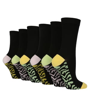 Mima tus pies con la lujosa comodidad de los calcetines de bambú estampados Wildfeet. Fabricados con fibras de bambú suaves y sedosas, estos calcetines son increíblemente suaves y delicados, por lo que son perfectos para personas con piel delicada o sensible. Los bonitos dibujos y la mezcla de colores añaden un toque de estilo a cualquier conjunto. Estos calcetines presentan un tejido ligero y transpirable que mantiene los pies frescos y secos durante todo el día. Las propiedades de control de la humedad y termorregulación de las fibras de bambú garantizan que sus pies se mantengan frescos y cómodos, mientras que las propiedades antibacterianas naturales mantienen a raya el olor. Estos calcetines no sólo son buenos para los pies, sino también para el planeta. El bambú es un material ecológico y sostenible. Además, el embalaje de estos calcetines está hecho de papel reciclado, lo que añade un plus de respeto por el medio ambiente. Para una mayor durabilidad, los dedos y los talones se han reforzado de forma invisible. También están disponibles en 7 colores/diseños diferentes, que incluyen: 2 tipos de azul marino, negro, azul mancha, amarillo mancha, morado cebra y verde cebra. Wild Feet es una gama de calcetines con diseños chulos, colores atrevidos y eslóganes extravagantes: ¡desde carlinos y pingüinos hasta leones y llamas! Elige entre una gama de estilos para hombre y mujer, desde calcetines de vestir a calcetines deportivos. Incluso hay algunos estilos deportivos. Hay 7 colores para elegir y vienen en talla única de señora 4-8 UK. Están hechos de 70% viscosa (de bambú), 28% poliéster, 2% elastano y se pueden lavar a máquina.
